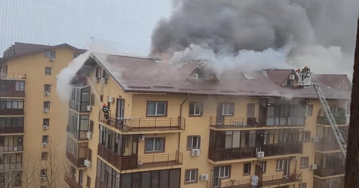 Mansarda unui bloc din Chiajna arde intr-un incendiu de pe 28 februarie 2025.