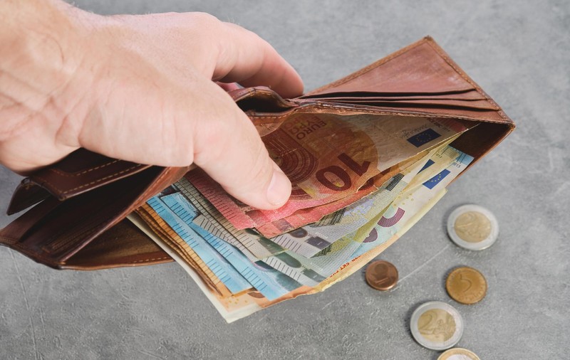 Plățile cash domină în România, în ciuda alternativelor moderne. Numerarul în circulație s-a majorat de 4 ori în 15 ani 