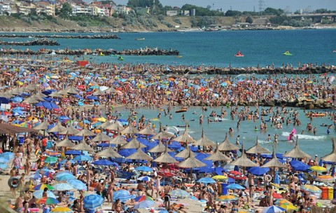 Vedere de ansamblu a stațiunii litorale Mamaia, sâmbătă, 8 august 2008.