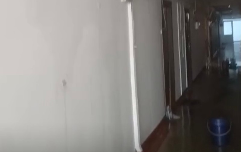 Zeci de apartamente din Galați au fost inundate într-un bloc recent reabilitat. „Nu s-au gândit că vin ploile?”
