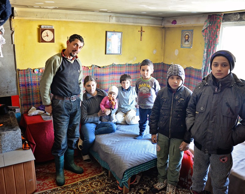 8 oameni și două pisici care locuiesc în 50 mp și-au petrecut sărbătorile în întuneric. Familia pentru care firele de curent electric sunt la doi pași, dar totuși prea departe
