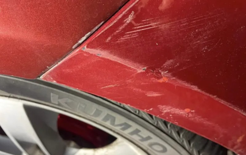 Un șofer din Cluj și-a găsit mașina lovită și „reparată” în parcare: „A revenit să o dea cu ojă vișinie cu sclipici”