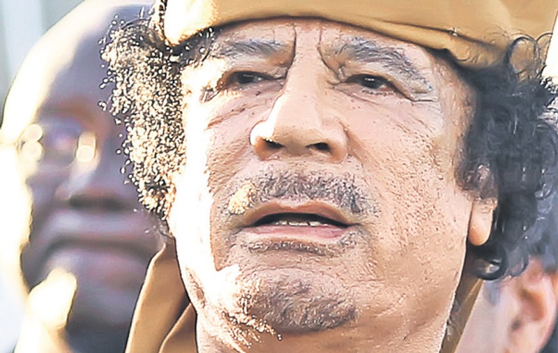 Dictatorul libian Muamar al-Gaddafi, împuşcat în cap din elicopter
