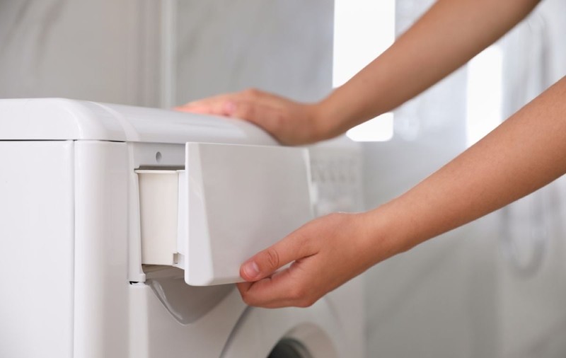De ce ar trebui să scoți sertarul de detergent după spălare?