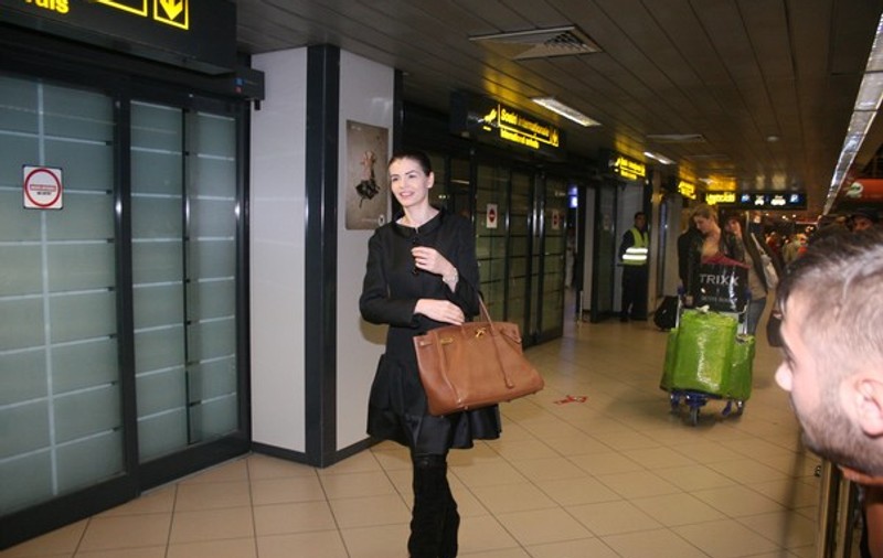 ZÂMBITOARE şi cu o poşetă de MII de EURO pe braţ! Aşa s-a întors Monica Gabor în România! FOTO & VIDEO
