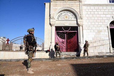 Forțele de securitate irakiene păzesc catedrala creștină din orașul Qaraqosh, care va fi vizitată de Papă FOTO: EPA