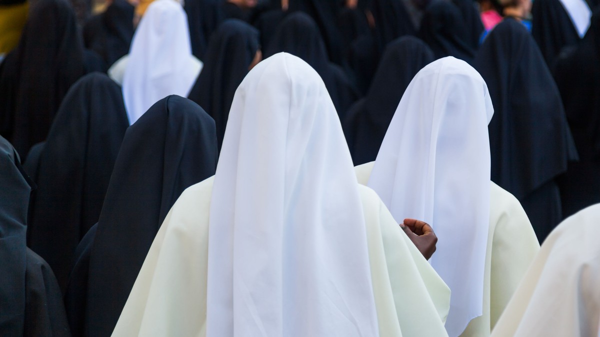 Două călugărițe, acuzate că au furat 500.000 de dolari de la o școală din California