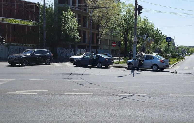 De Paște, în loc de ouă roșii, doi șoferi din București și-au ciocnit mașinile, lângă Grădina Botanică „Dimitrie Brândză”