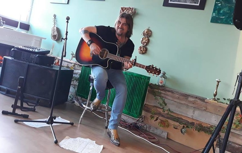 Adrian Sărmășan le-a cântat piloților militari! Puțini știu că este singurul artist ce s-a pregătit ca pilot de supersonic