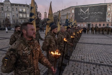 Membrii unității „Azov” a Gărzii Naționale a Ucrainei țin torțe în mână în timp ce participă la evenimentul în memoria luptătorilor „Azov” care și-au pierdut viața apărând Ucraina, în Piața Sofia, în centrul orașului Kiev, Ucraina, 13 noiembrie 2022. Foto: EPA-EFE/ROMAN PILIPEY