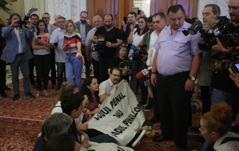 FOTO&VIDEO/ Protest la Parlament în timpul discursului Vioricăi Dăncilă