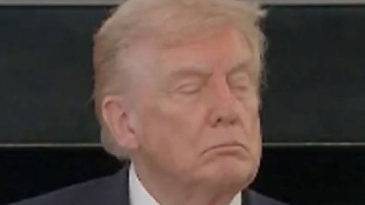 Donald Trump închide ochii la o întâlnire oficială
