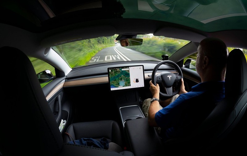 Un român a ajutat la prinderea unor hoți în Italia, după ce a filmat jaful cu camerele mașinii sale Tesla