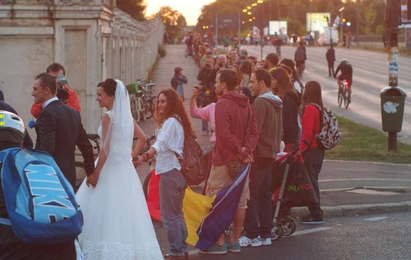 O MIREASĂ A PLECAT DE LA PROPRIA NUNTĂ pentru A PARTICIPA LA PROTESTUL împotriva proiectului Roşia Montana!