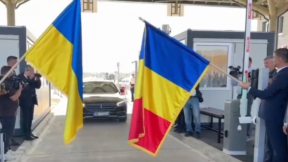 Prima mașină care trece prin noul punct de control al frontierei Sighetu Marmației II