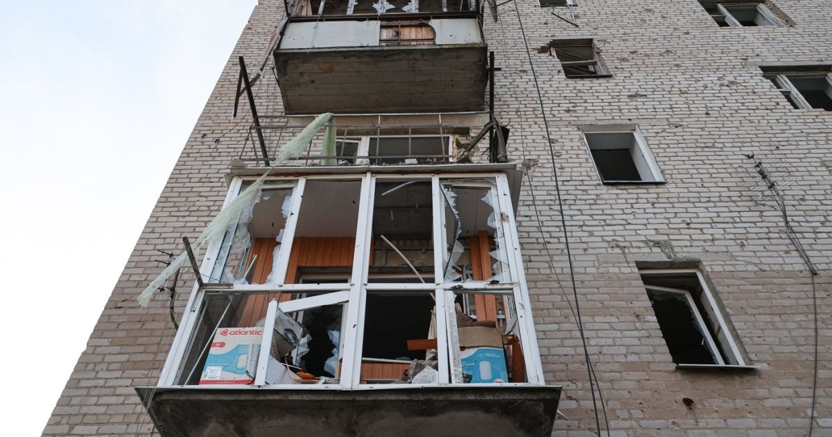 Un bloc de apartamente avariat din Vasilievka a fost lovit în timpul unui atac militar al Forțelor Armate ale Ucrainei. Peste 10 persoane au fost rănite în atac, o femeie a fost găsită moartă, în regiunea Zaporojie, Rusia, 8 martie 2026