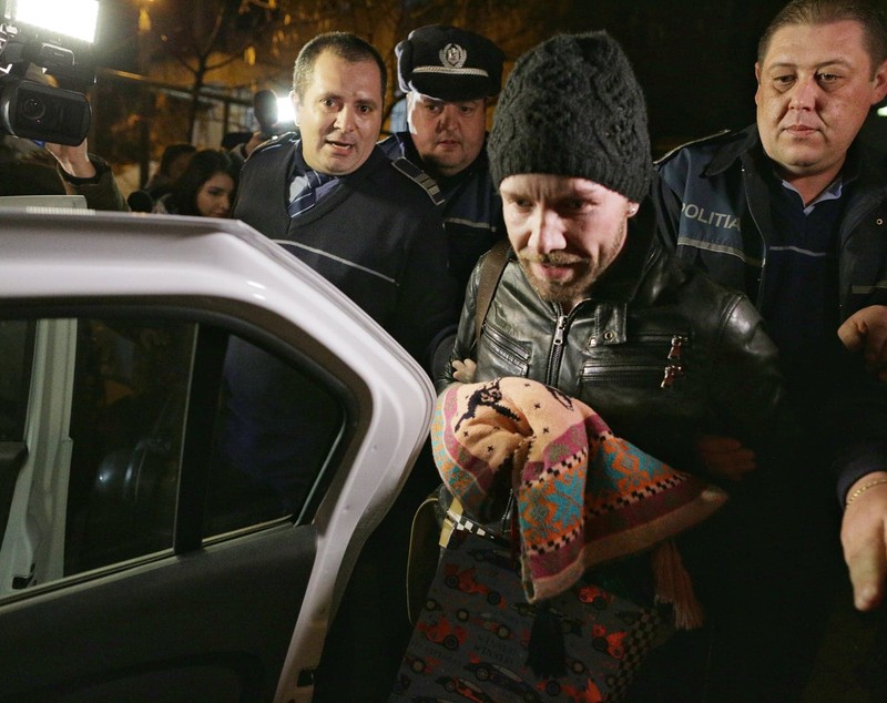 FOTO& VIDEO | Medicul fals Matteo Politi a fost reținut pentru 24 de ore. Primele imagini cu italianul, escortat de polițiști