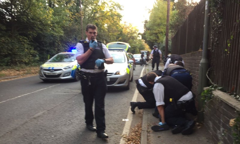 Doi polițiști au fost atacați cu o șurubelniță în timpul unei misiuni în Londra