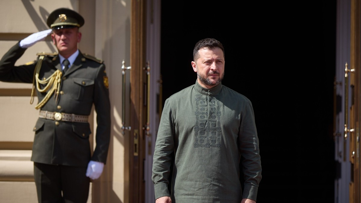 Volodimir Zelenski, surprins în fața Administrației Prezidențiale de la Kiev Foto: Profimedia