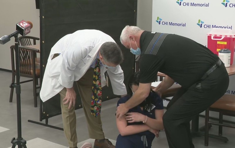 VIDEO | O asistentă a leșinat la câteva minute după ce i s-a administrat vaccinul anti-COVID
