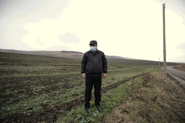 Daniel lucrează în Negrești, ca tractorist | Foto: Dumitru Angelescu/Libertatea