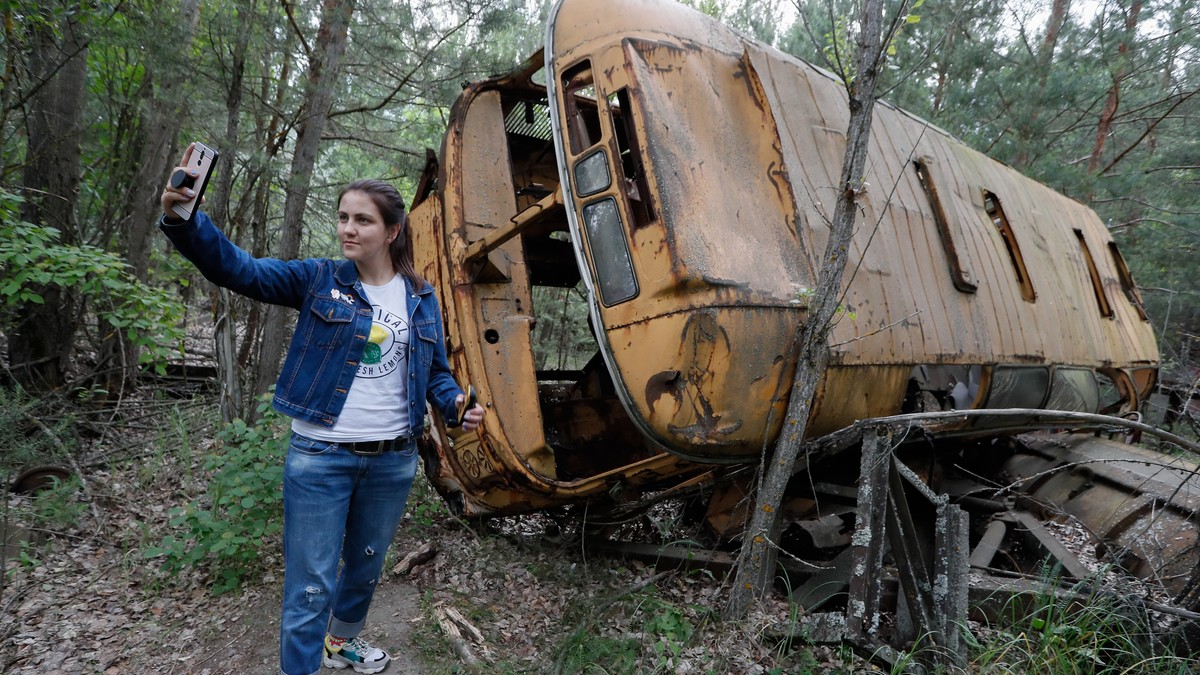 Turiștii au început să dea năvală la Cernobîl după ce au urmărit serialul. Turiștii își fac selfiuri în zona afectată de explozia radioactivă EPA-EFE/SERGEY DOLZHENKO