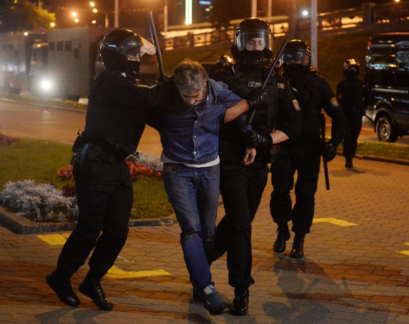 Ciocniri violente la Minsk. Mii de oameni care protestau contra lui Lukașenko au fost împrăștiați cu tunuri cu apă