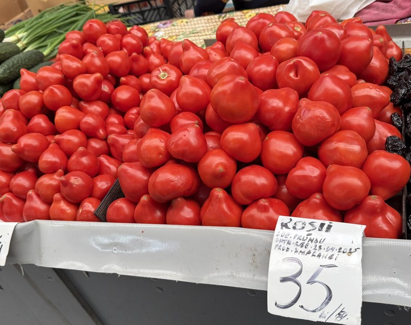 Cât costă roșiile românești în piață? „Cu banii ăștia mănânci carne o săptămână! Mai așteptăm, că vara-i lungă”