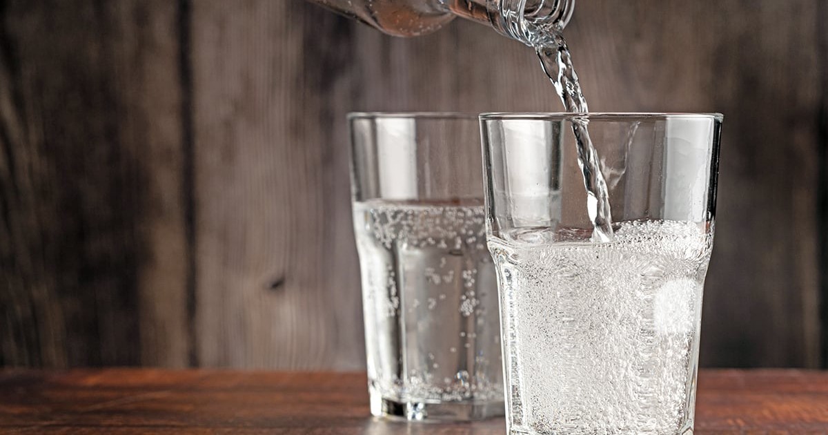 Doua pahare cu apa minerale pe o masa. Foto ilustrativ: Shutterstock