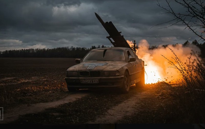 Ucrainenii folosesc BMW-uri în atacuri împotriva rușilor. Noi imagini inedite de pe câmpul de luptă