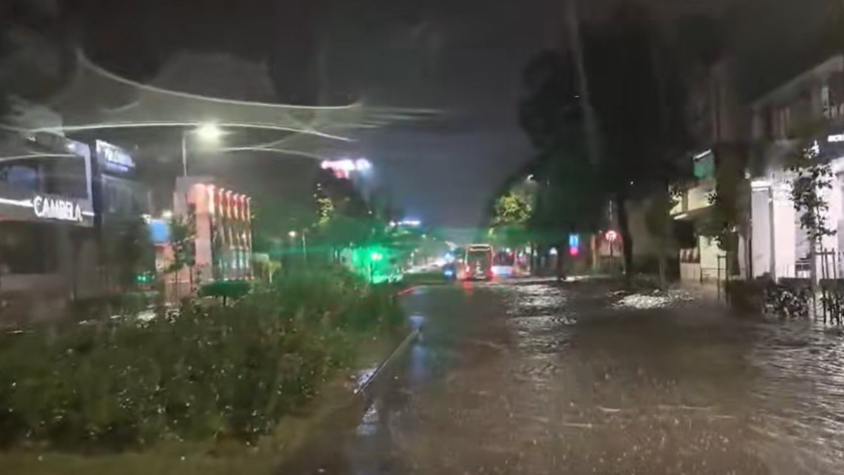 Imagini de noapte cu o strada din Constanta. Româania, inundata de apă. octombrie 2025