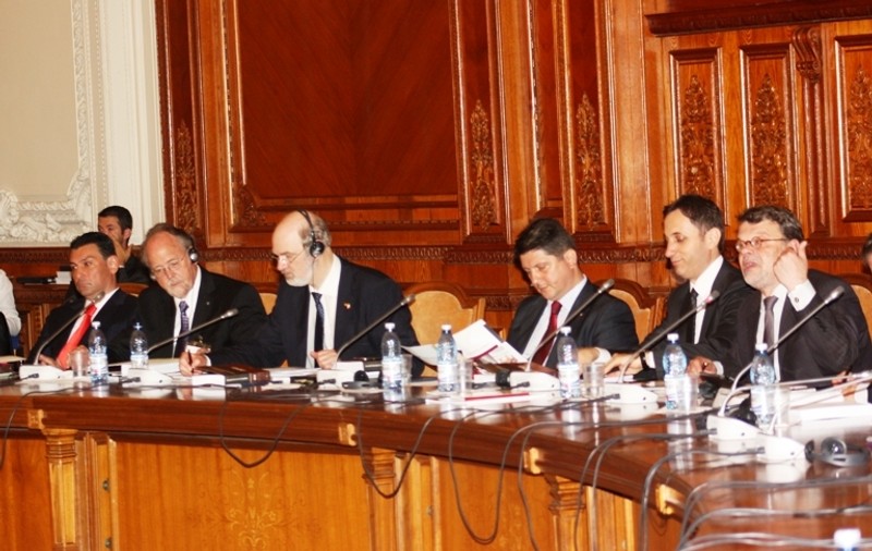 INCREDIBIL! SCANDAL LEGAT DE HOMOSEXUALI ÎN PARLAMENT