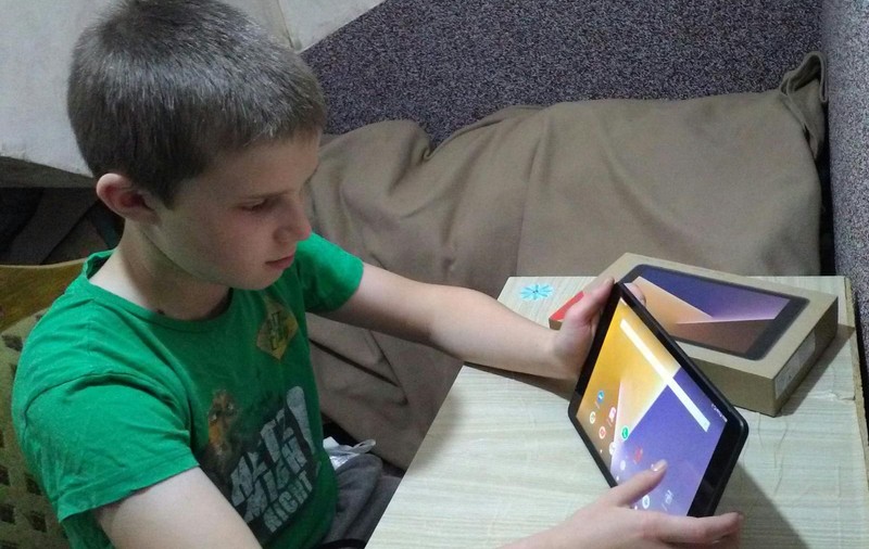 Tabletele destinate învățământului online, date copiilor ”într-o formă de comodat” și luate înapoi, dacă scade numărul de infectări din localitate