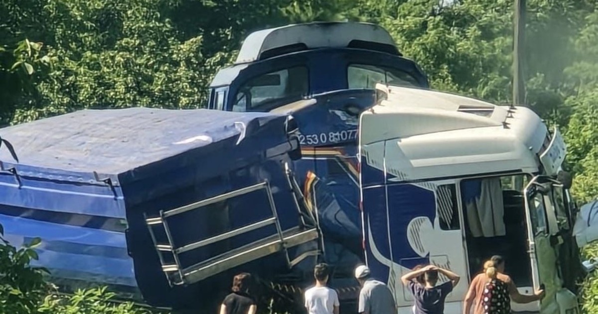 O locomotivă a lovit un TIR cu cărbune, la Ploștina. Foto: Gorj online.