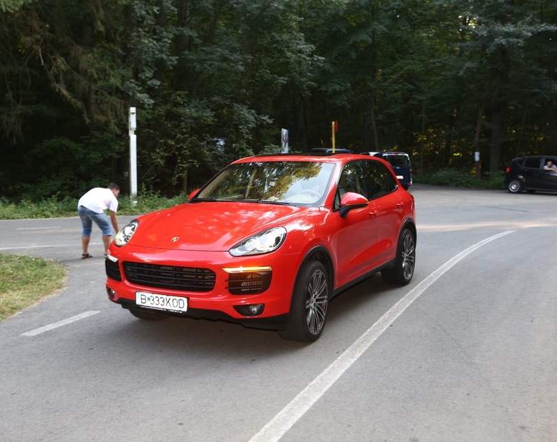 FOTO/ Invitații la nunta lui Dragnea Jr. și-au etalat mașinile de lux. Cine este deputatul care a ales să vină cu taxiul
