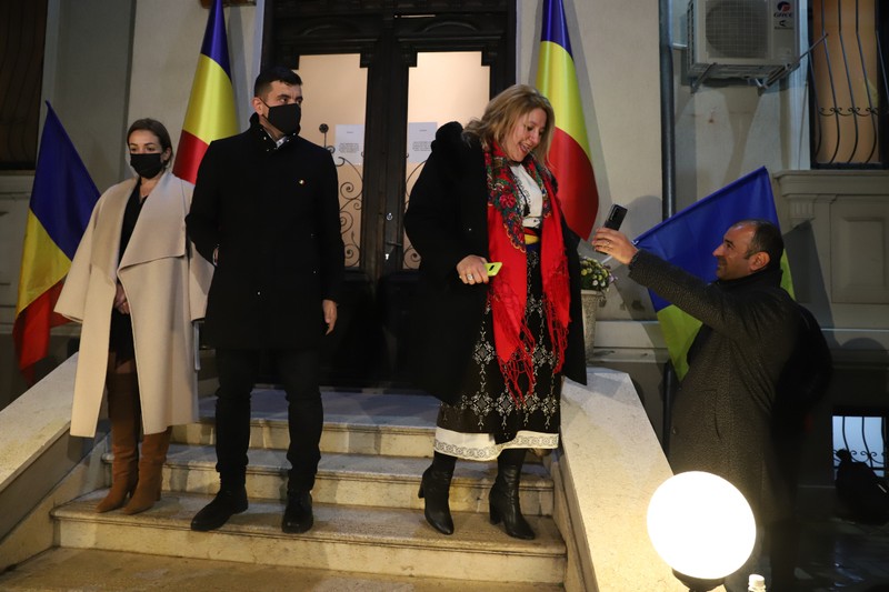 Candidații AUR încep să iasă în fața sediului
