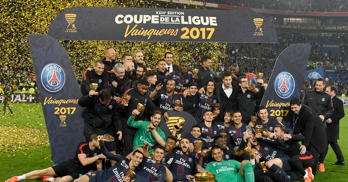 Semifinalele Cupei Franței. Fotbaliștii lui PSG pozează cu trofeul Cupei Ligii Franței, după finala câștigată în fața lui AS Monaco cu 4-1. (FOTO: EPA)