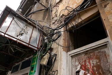 Cabluri pe strada Academiei, în București