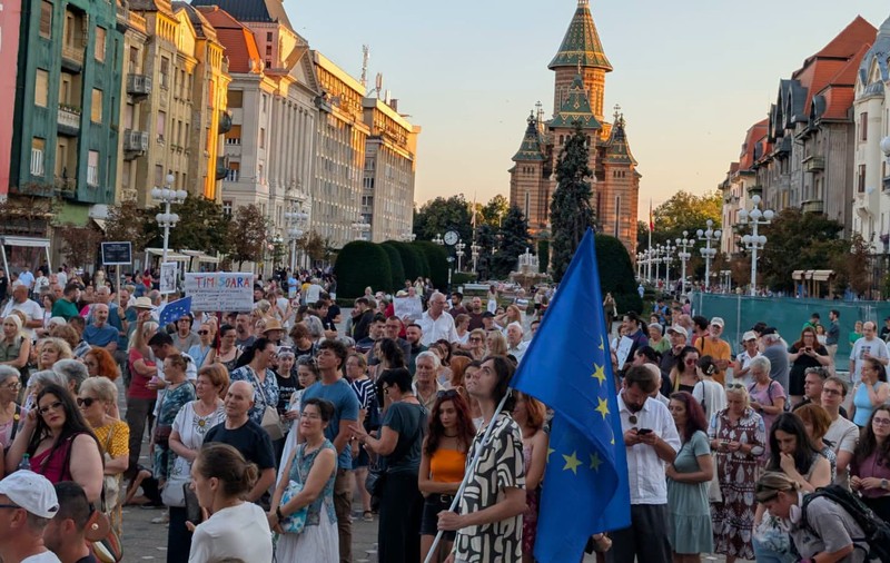 Criza politică de la noi și legitimitatea afectivă. Un articol despre neîncrederea românilor în instituții