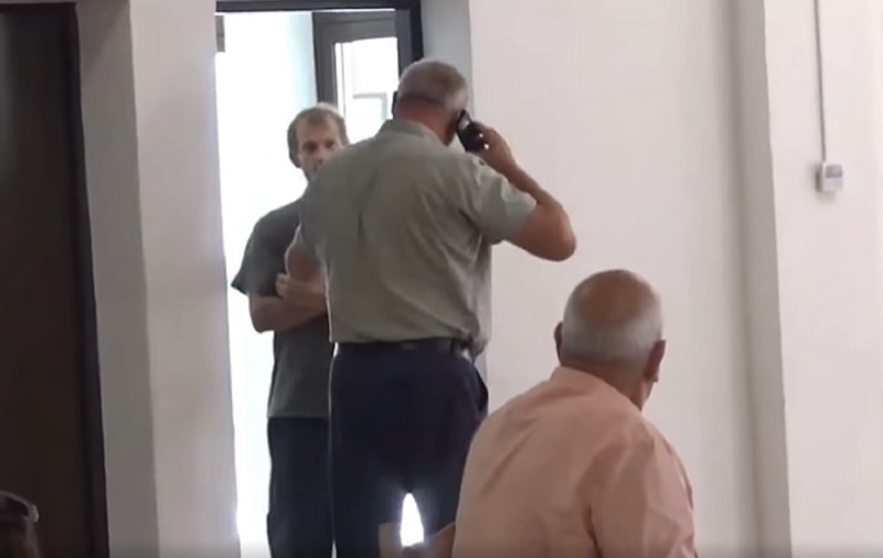 CNCD s-a autosesizat în cazul primarului din judeţul Bacău filmat când îi spunea unei persoane cu HIV: „Aveţi o boală transmisibilă, nu vă apropiaţi!"