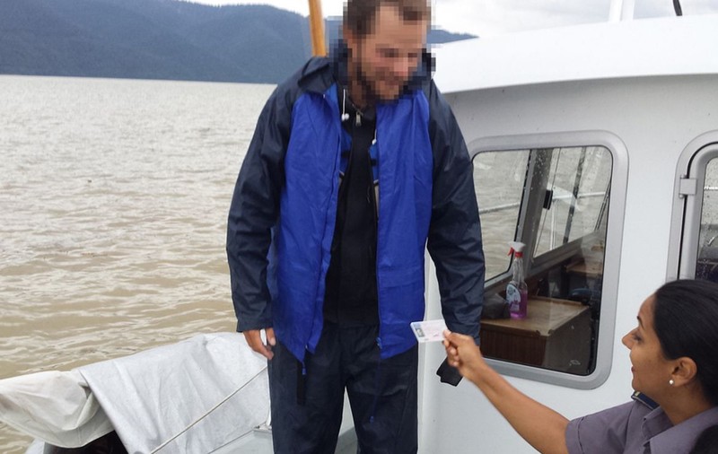 Velier în derivă pe Dunăre! Turist german, salvat de poliţiştii de frontieră din Mehedinţi | FOTO