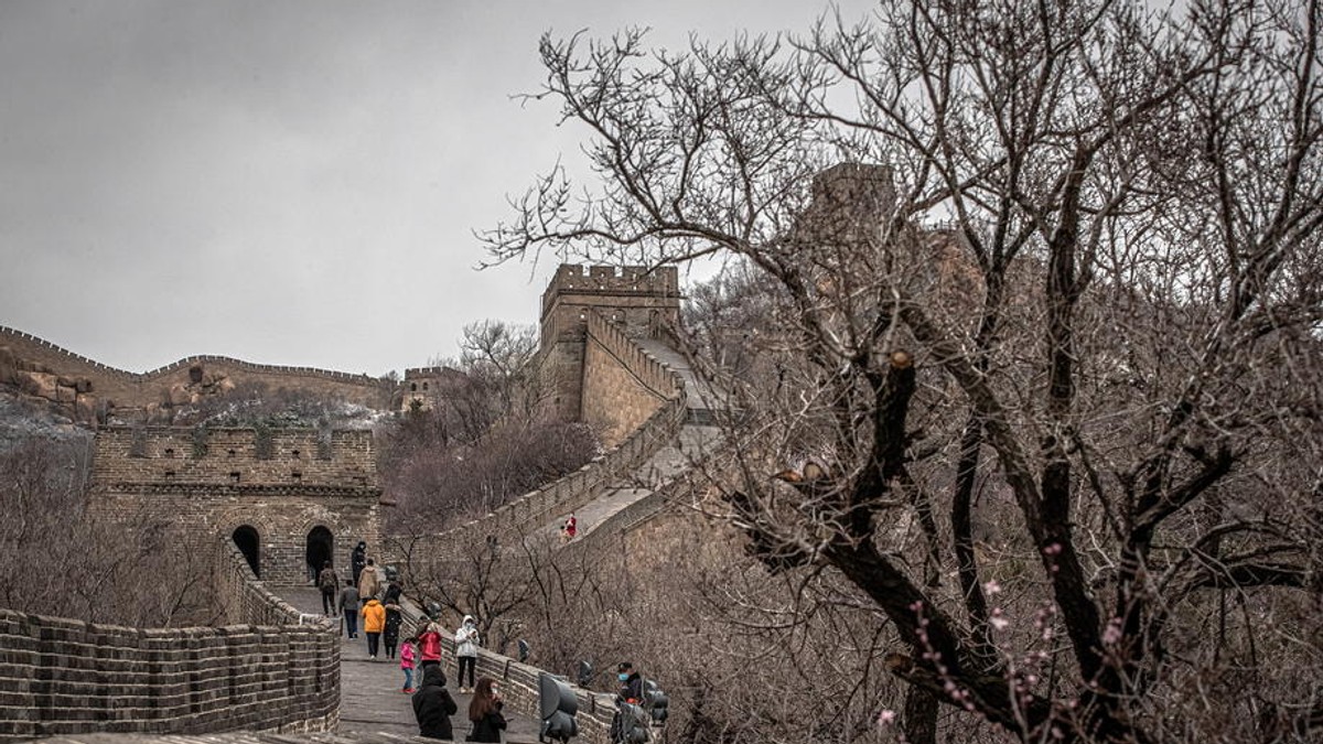 Un responsabil cu strângerea gunoaielor de la Marele Zid Chinezesc a descoperit o tăbliţă de piatră din timpul dinastiei Ming FOTO: EPA