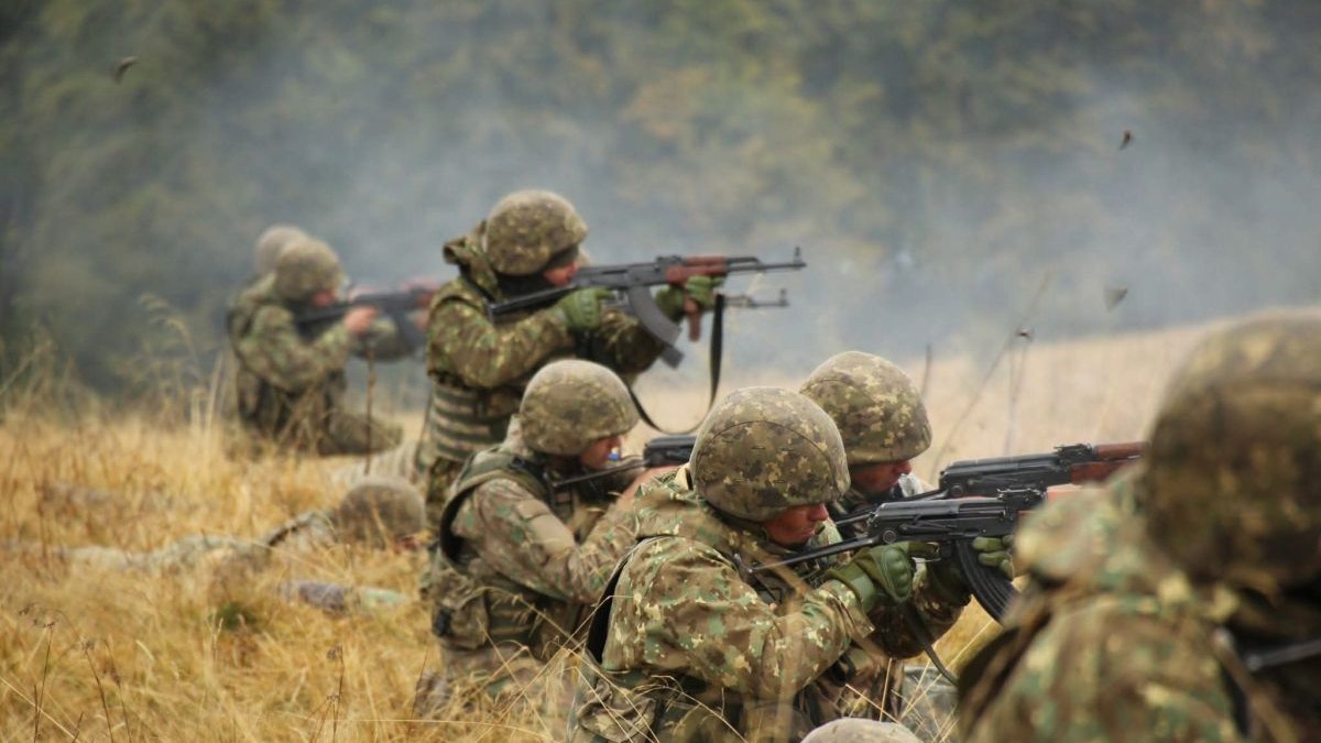 Mai mulți militari români participă la un exercițiu de tragere în câmp deschis, octombrie 2025