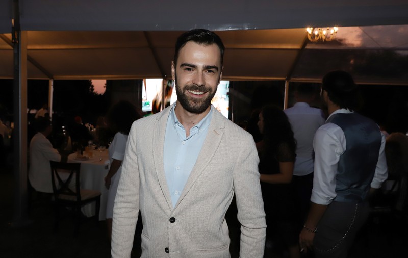 Actorul Denis Hanganu repara, în adolescență, calculatoarele vecinilor. A făcut primii bani la 13 ani!