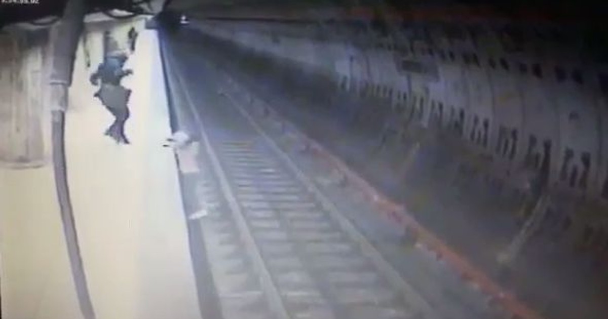 imagini cu momentul în care tânăra a fost împinsă în fața metroului