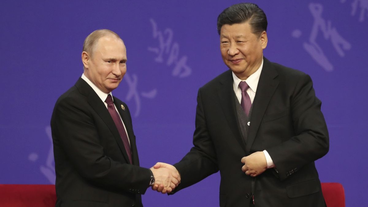 Vladimir Putin dă mâna cu Xi Jinping în timpul ceremoniei Universității Tsinghua, la Palatul Prieteniei, pe 26 aprilie 2019, la Beijing, China