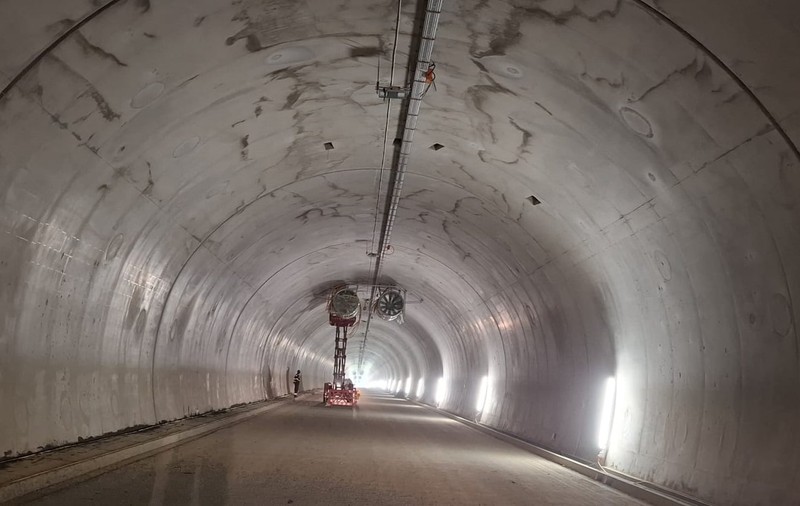 Cum se trece pe sub dealul Momaia, pe secțiunea 4 Tigveni - Curtea de Argeș, pe A1. E beton rutier pe toată lungimea tunelului de 1.350 de metri