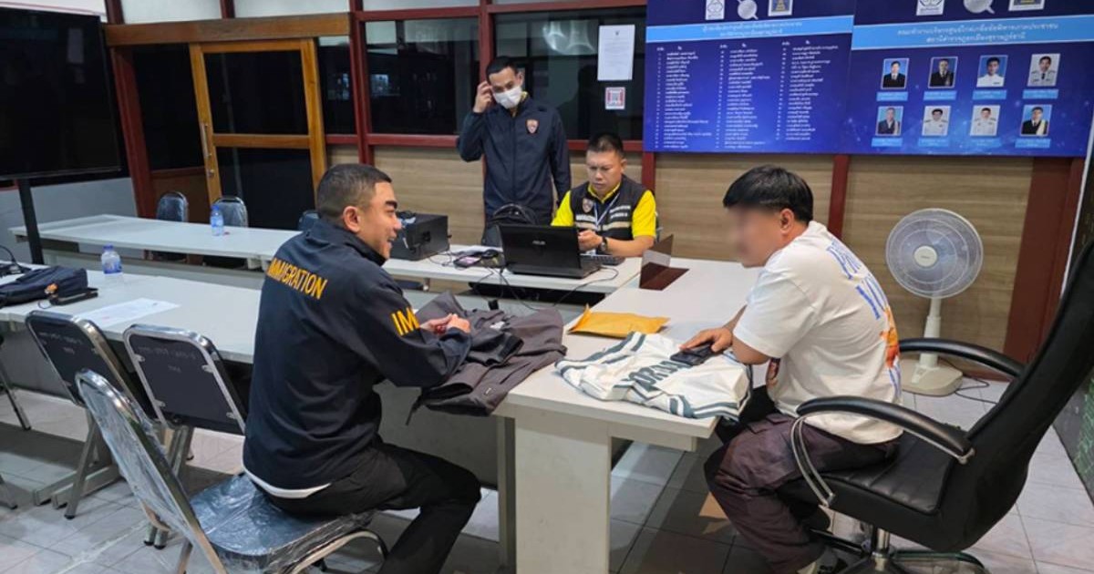 Poză cu doi polițiști thailandezi care stau la o masă, iar în capătul acesteia se află suspectul, cel care a luat cardul româncei