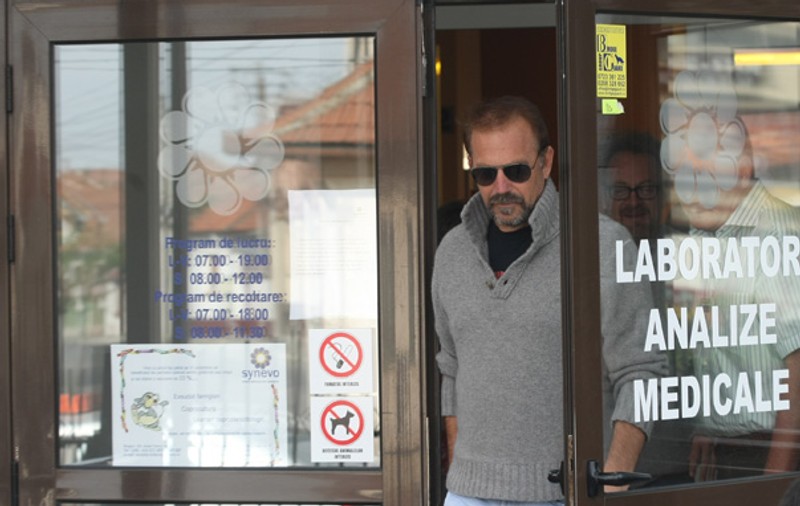 Foto exclusiv | Kevin Costner, la spital în Braşov