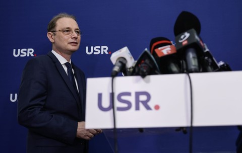 Premierul desemnat Luca Niculescu după discuțiile și consultările de la sediul USR. Sursa foto: Vlad Chirea / Libertatea